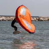 ...mentre il surfista, a cavallo della tavola, plana sospeso sull�Adriatico, librandosi in aria libero come un gabbiano